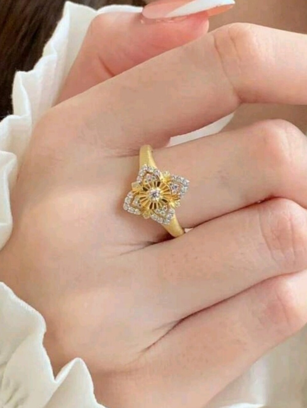 BRAND NEW ** Gold Floral Crystal Accent Ring